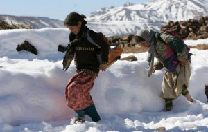 élève en plein neige pour aller à l'école