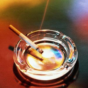 smoking cigarette sur cendrie