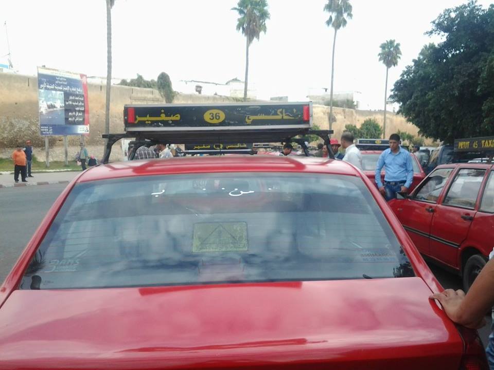 عاجل: وقفة احتجاجية لسيارات الاجرة الصغيرة بازمور