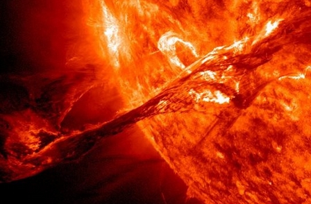 انفجار شمسي قوي قد يثير عاصفة مغناطيسية على الأرض غدا الخميس