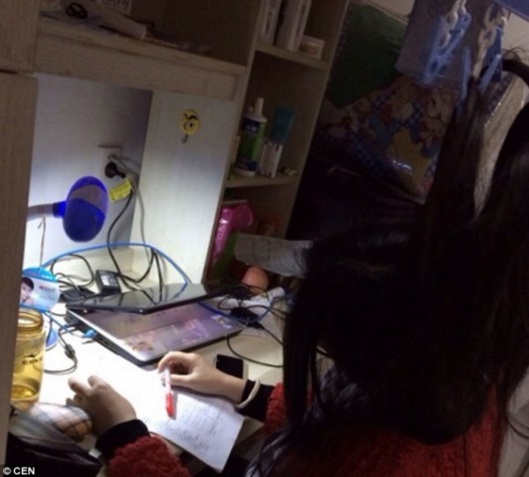 بالصور: طالبة صينية تبتكر طريقة “عجيبة ” حتى لا تنام خلال الدراسة