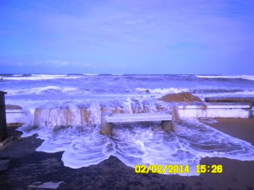 بالصور.. تسونامي صغير يضرب سواحل الجديدة بعد ارتفاع موج البحر الى اكثر من 6 امتار