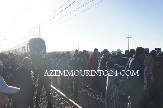 هجوم على قطار الجديدة بالحجارة ومحاصرته لعدة ساعات بعد أن صدم فتاة وحول جثثها الى اشلاء