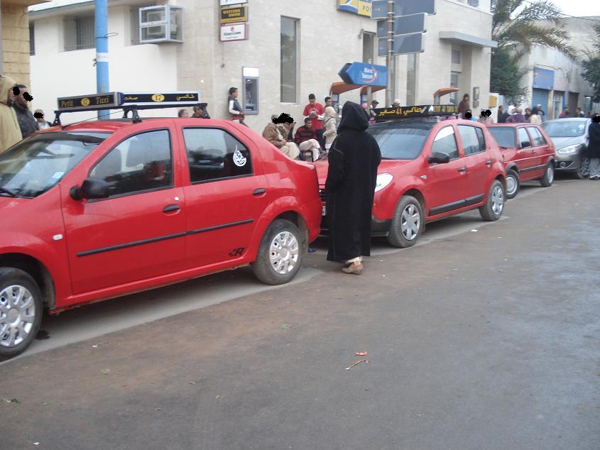 إضراب أرباب وسائقي سيارات الأجرة الصغيرة بازمور