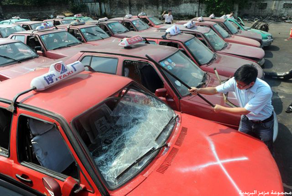 بالصور: السلطات  تحطم 140 سيارة أجرة خارجة عن سكة القانون  بواسطة سائقي الأجرة المرخصين لهم في الساحة العمومية