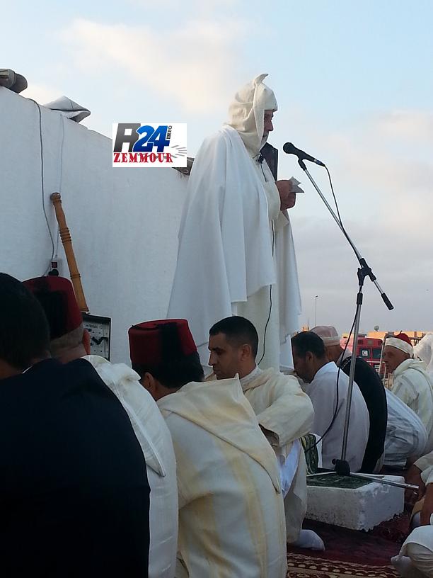 عدد كبير من  ساكنة مدينة أزمور حجوا للمصلى لتأدية صلاة عيد الأضحى مشيا على السنة النبوية الشريفة