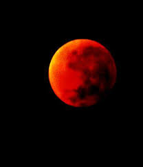 لأول مرة منذ 30 سنة..خسوف كامل للقمر يحول لونه إلى الأحمر في ظاهرة نادرة