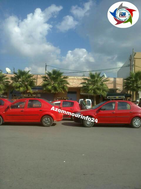 بالصور:وقفة احتجاجية لسيارات النقل الصغيرة بازمور