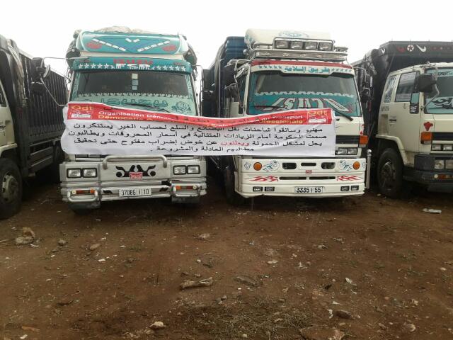 جماعة سيدي علي بنحمدوش :أرباب شاحنات نقل البضائع يتوعدون بالاستمرار في الإضراب