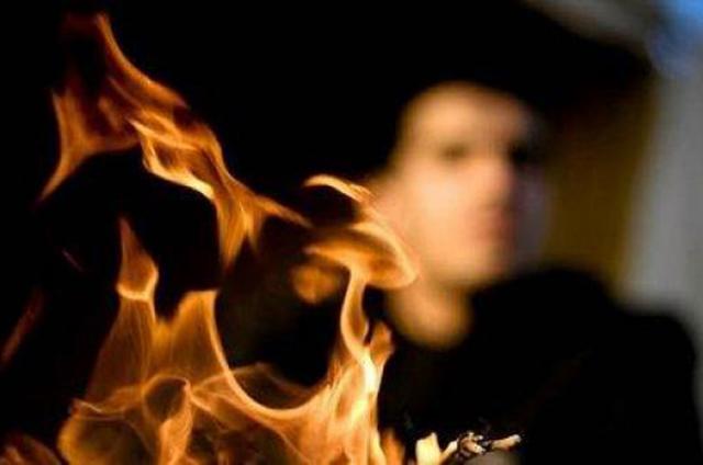 شاب يضرم النار في جسده بحي النور بازمور بسبب نزاع عائلي