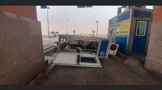 مقصورات تتساقط تباعا بقوة الرياح بمراكش والمستخدمين يحدرون من غياب شروط السلامة بالعمل