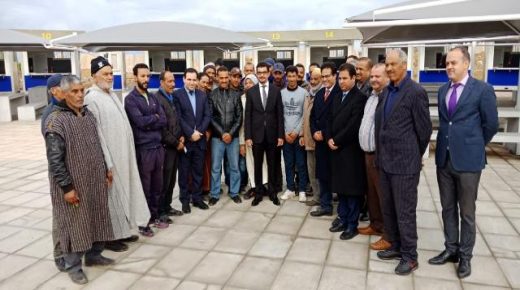 عامل إقليم الجديدة يشرف على توزيع 19 كشك لشي السمك بالمدخل الشمالي لميناء الجرف الأصفر