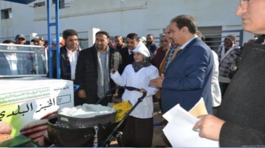توزيع عربات متنقلة على الباعة الجائلين بحد السوالم.