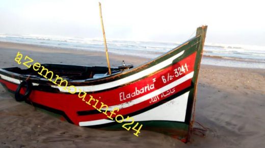 العثور على قارب لفظته امواج البحر بشاطئ الحوزية قرب مخيم لاراديج