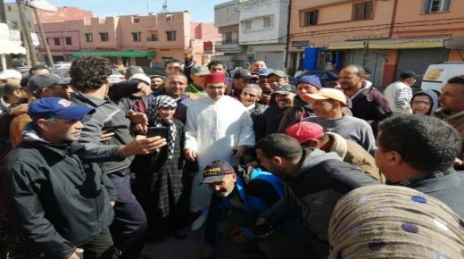 عامل إقليم الجديدة والوفد المرافق له يقوم بزيارة لسوق اللا زهرة لإدماج الباعة الجاءلين وأصحاب المحلات العشوائية.