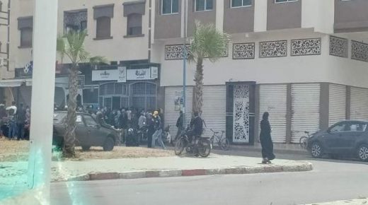 ازدحام كبير أمام وكالة مالية بآزمور وغياب الالتزامات الاحترازية