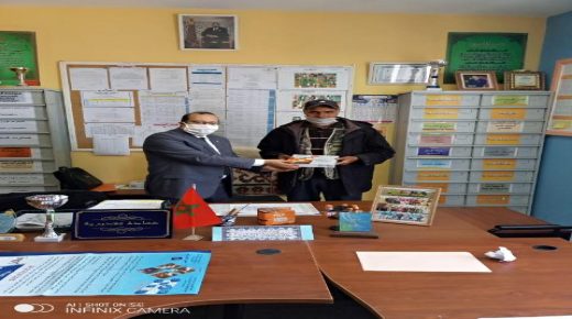 بثانوية المسيرة التأهيلية بأولاد غانم، عملية توزيع عدد من اللوحات الإلكترونية “طابليت “tablettes “على آباء وأولياء تلاميذ وتلميذات القسم الداخلي المنحدرين من الوسط القروي