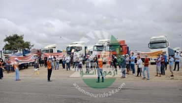 بالصور :عمال شركة صوناصيد في وقفة احتجاجية أمام المصنع