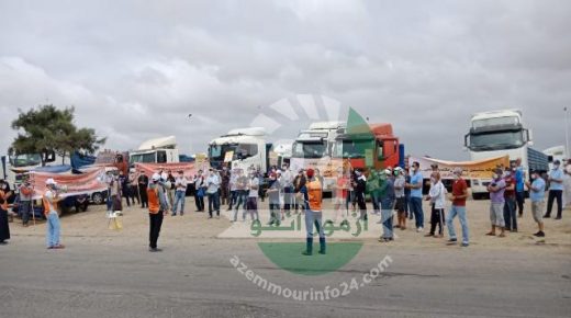 بالصور :عمال شركة صوناصيد في وقفة احتجاجية أمام المصنع