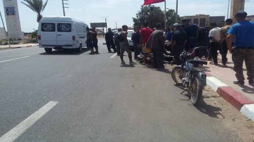 بالصور :حادثة سير بمركز اشتوكة بين سيارة اجرة ودراجة نارية c90