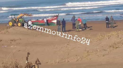 شاطئ الحوزية قرب الكولف يلفظ ثلاثة جثت بعد  انقلاب قارب في عرض البحر.