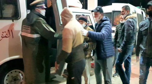 بالصور : السلطات المحلية بمدينة سيدي بنور تشرف على حملة موسعة لجمع المتشردين وإيوائهم مؤقتا بأحد مراكز التنمية البشرية.