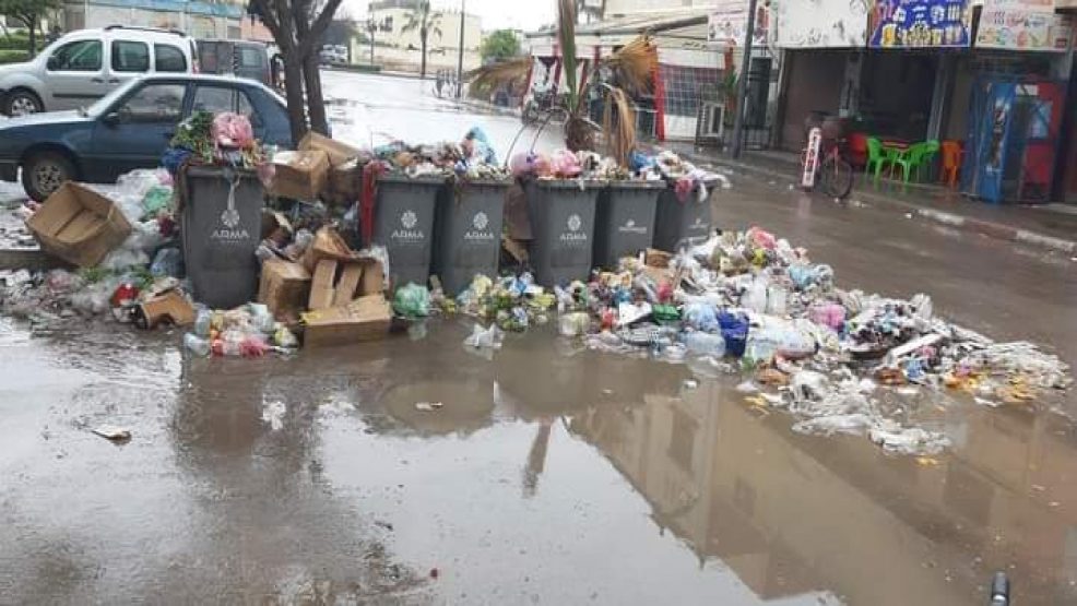 في ظل توقف عمال النظافة عن العمل: مدينة سيدي بنور تتنفس تحت الأزبال