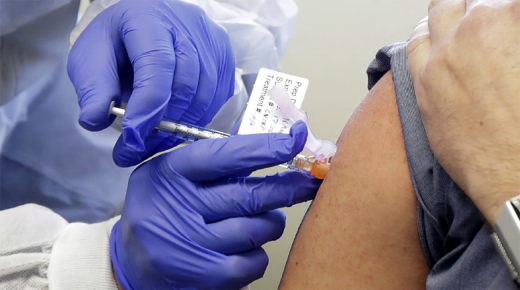 توسيع الفئة المستهدفة بالتلقيح ضد كوفيد-19 لتشمل المواطنين البالغين ما بين 55 و60 سنة