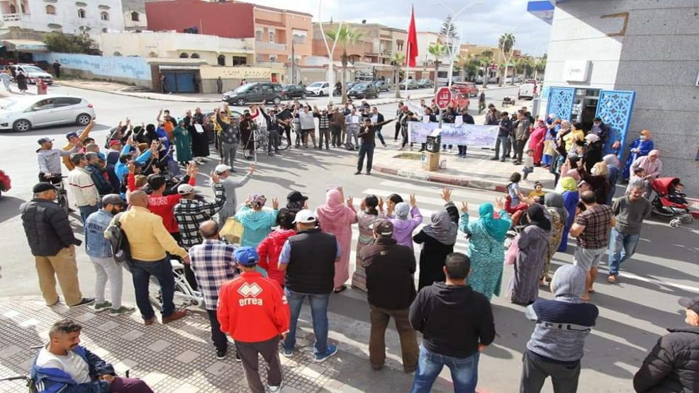 من أمام الوكالة المستقلة للماء و الكهرباء مديرية ازمور وقفة احتجاجية على غلاء فواتير الماء و الكهرباء