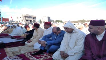 آلاف الأزموريين يؤدون صلاة عيد الفطر المبارك.