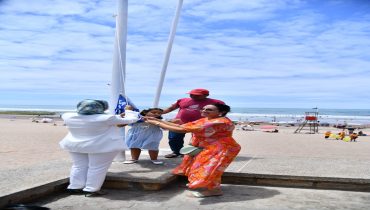 عامل إقليم الجديدة يرفع اللواء الازرق بشاطئ الحوزية