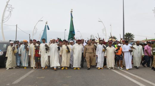 عامل إقليم الجديدة يترأس حفل موكب “الهدية” ورائد الأغنية الشعبية “عبد العزيز الستاتي” يلهب حماس جماهير موسم مولاي عبد الله أمغار.