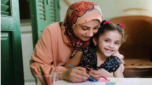 دور المرأة في تنشئة المجتمع بين الواقع والممارسة