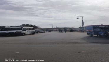 السلطة المحلية برئاسة الباشا وقائدة الملحقة الإدارية الاولى والثانية تقوم بعملية نقل الباعة الجائلين من شارع محمد الخامس إلى فضاء سوق الغزل.