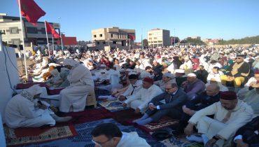 آلاف الأزموريين يؤدون صلاة عيد الفطر المبارك.