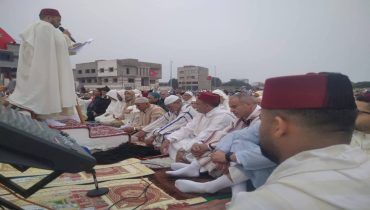 مئات المصلين يؤدون صلاة العيد بمصلى أزمور بحضور باشا المدينة