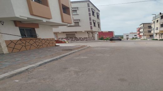 حي اللواء الازرق بأزمور.. أسلاك كهربائية مكشوفة تضع حياة المواطنين في خطر.