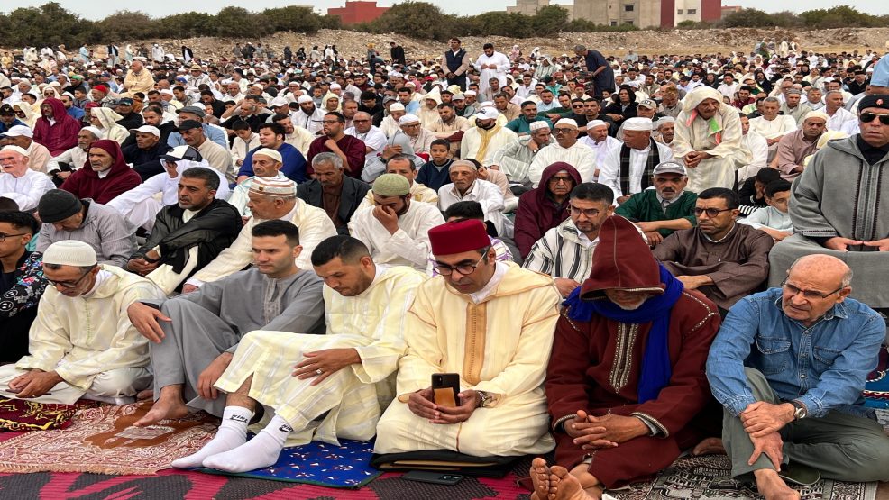 جموع المصلين ،بمصلى أزمور لتأدية صلاة عيد الأضحى مشيا على السنة النبوية الشريفة