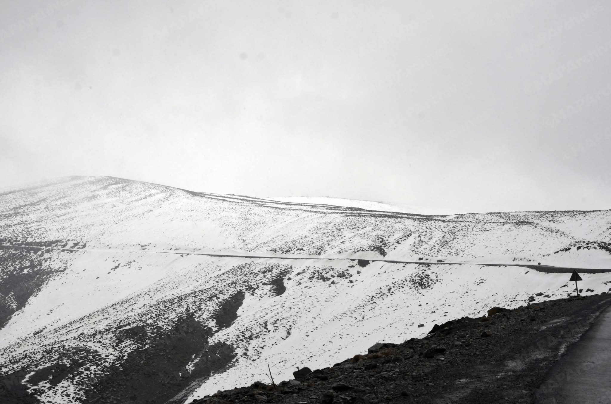 تساقطات ثلجية وهبات رياح قوية بعد غد الأربعاء بعدد من مناطق المملكة (نشرة إنذارية)