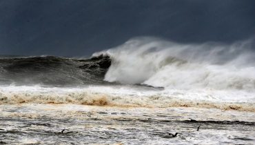 بحر قوي الهيجان مع أمواج عاتية بالسواحل الأطلسية والمتوسطية ابتداء من غد الأربعاء (بلاغ)