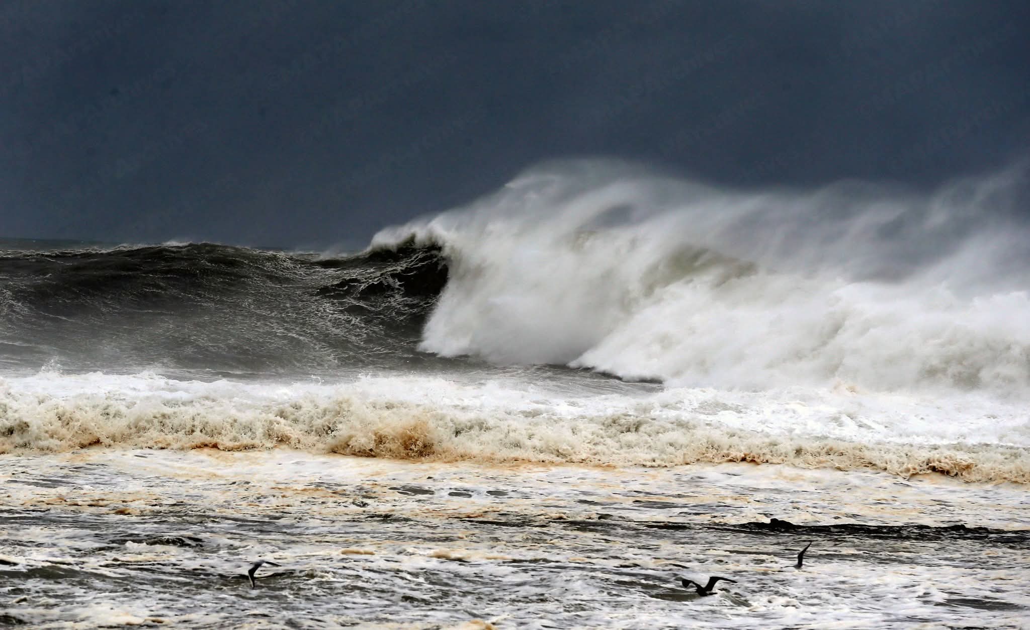 بحر قوي الهيجان مع أمواج عاتية بالسواحل الأطلسية والمتوسطية ابتداء من غد الأربعاء (بلاغ)