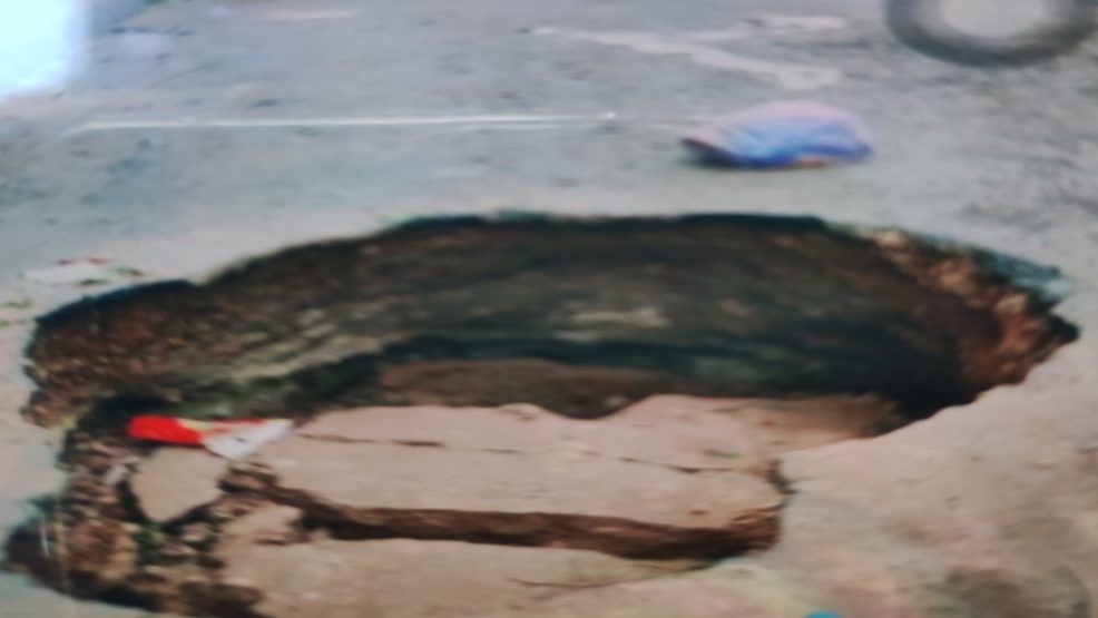 حفرة عميقة تهدد سلامة المارة بحي حنان أزمور