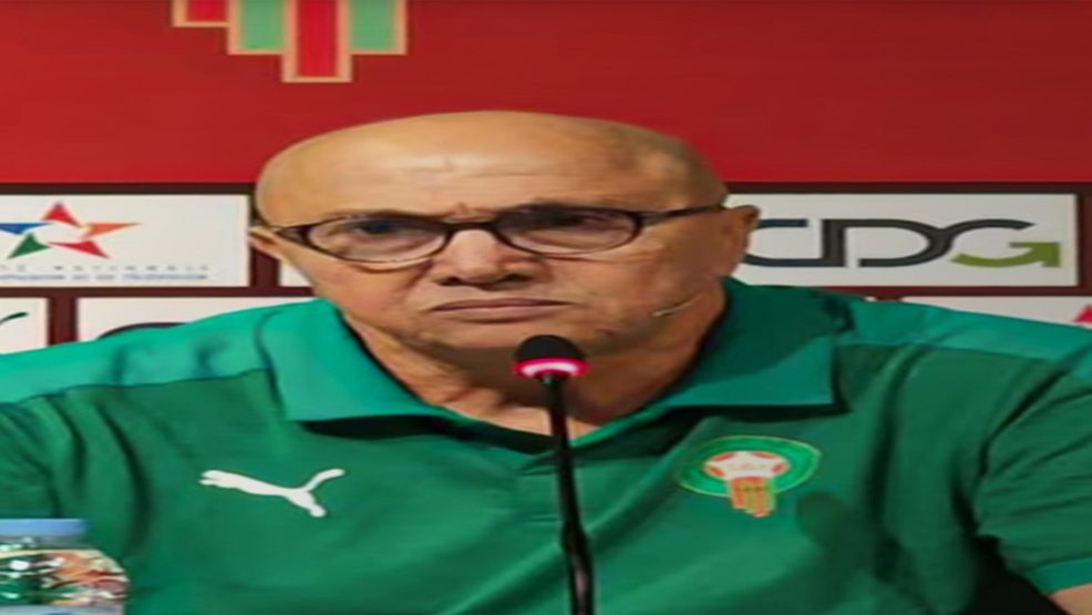 السيد فتحي جمال، المدير التقني الوطني، يعقد ندوة صحفية بقاعة الندوات التابعة لمركب محمد السادس لكرة القدم