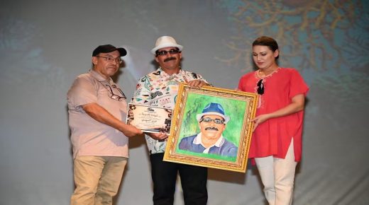 تكريم المصور الصحفي عزيز المهدي بالجديدة خلال العرض الأول لفيلم «ياقوت بين الحياة والموت»